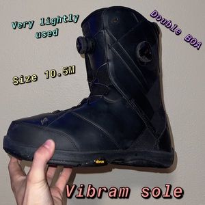 Snowboard boots
